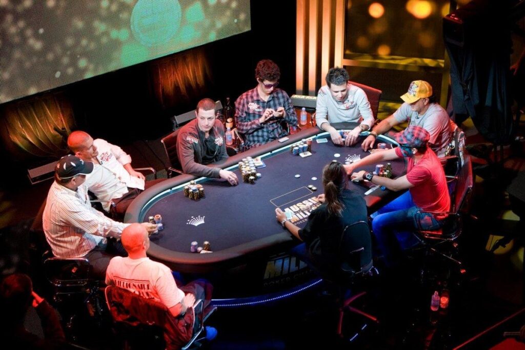Игроки за столом в покер