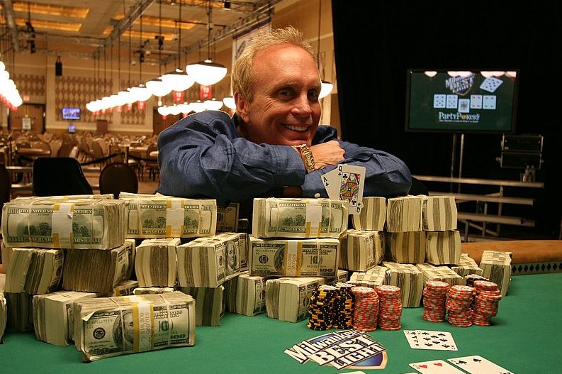 Первым победителем в Хорсе покер является покерист Дэвид Риз