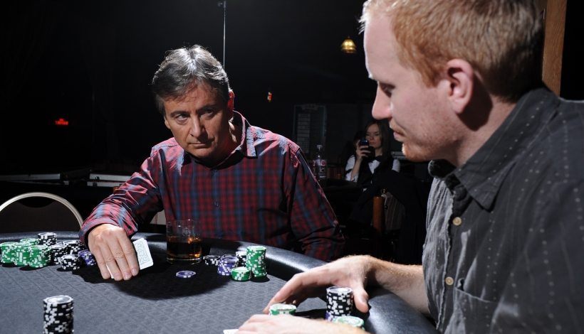Играя в покер, важно уметь применять правильные стратегические решения и использовать психологические приемы 