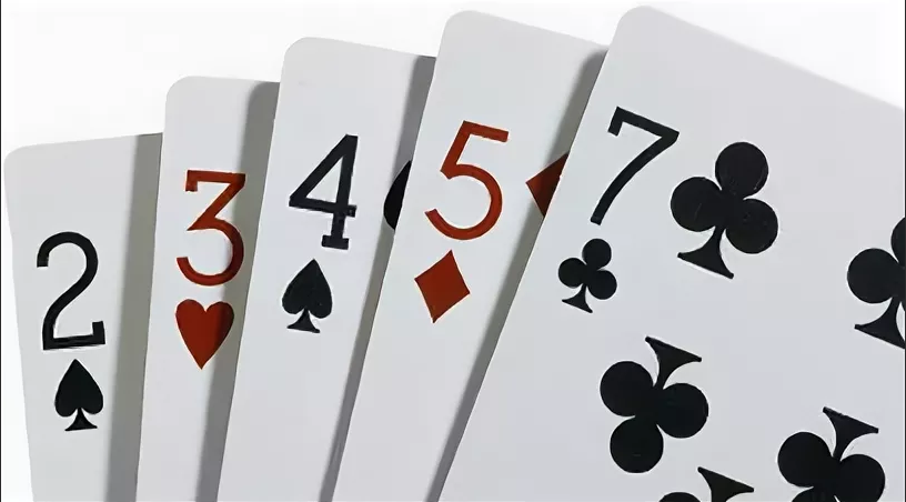 Играя в 2-7 Синггл Дро или 2-7 Трипл Дро, покеристы должны собрать наиболее слабую комбинацию
