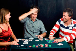 Теллсы в живом покере могут проявляться в поведении игрока и его жестах